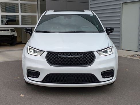 Used 2023 Chrysler Pacifica Limited w/ S Appearance Package image 8