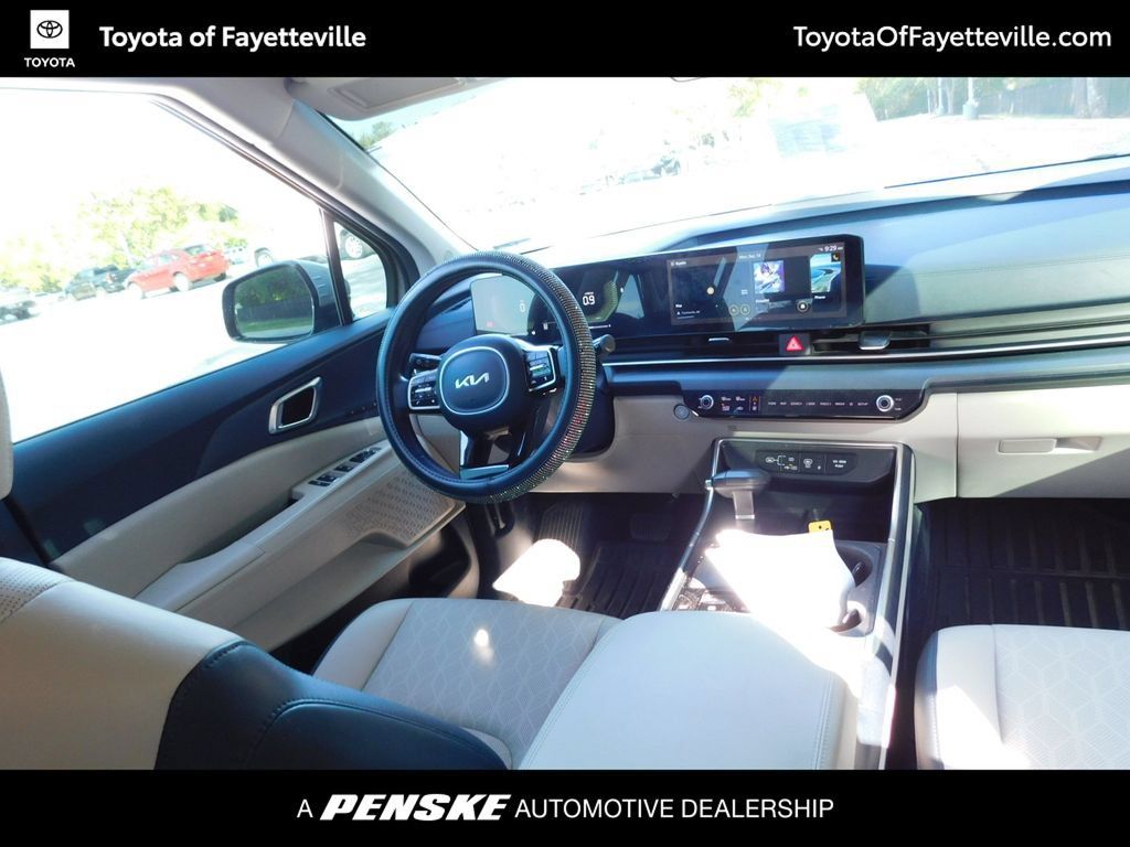 Used 2025 Kia Carnival EX FWD image 2
