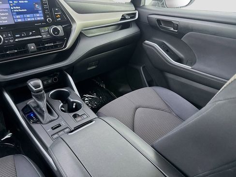 Used 2020 Toyota Highlander LE AWD/4WD image 25