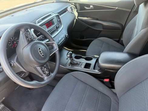 Used 2017 Kia Sorento L image 12