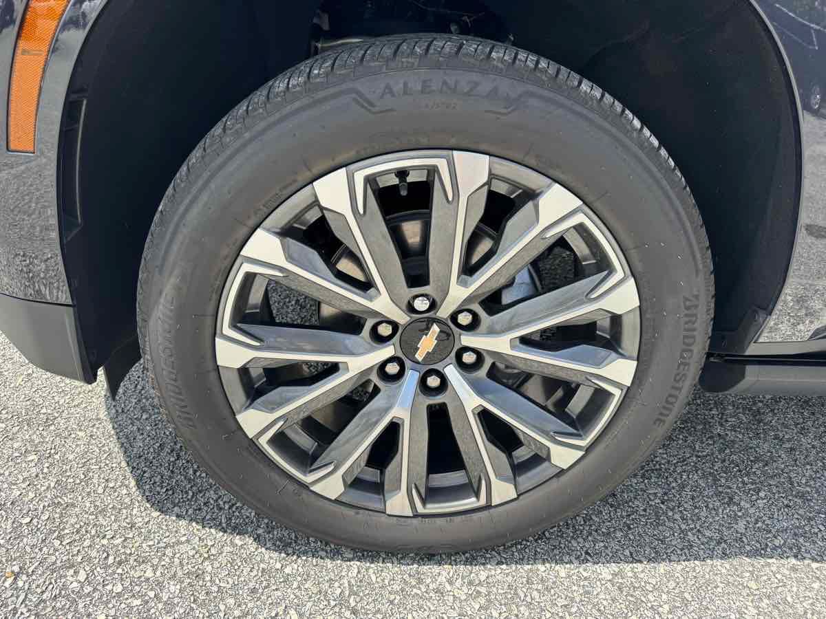 Used 2026 Chevrolet Suburban High Country RWD image 35