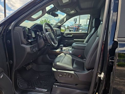 Used 2022 Chevrolet Silverado 1500 LT Trail Boss w/ LT Trail Boss Premium Package AWD/4WD image 16