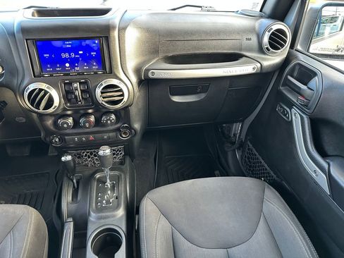 Used 2018 Jeep Wrangler Unlimited Sahara w/ Connectivity Group image 19