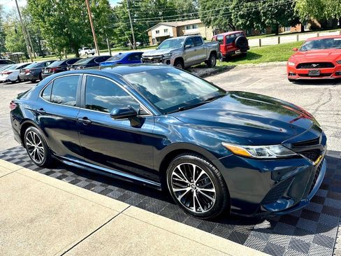 Used 2018 Toyota Camry SE w/ Convenience Package FWD image 2