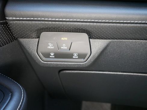 Used 2025 Volkswagen Atlas SE AWD/4WD image 28