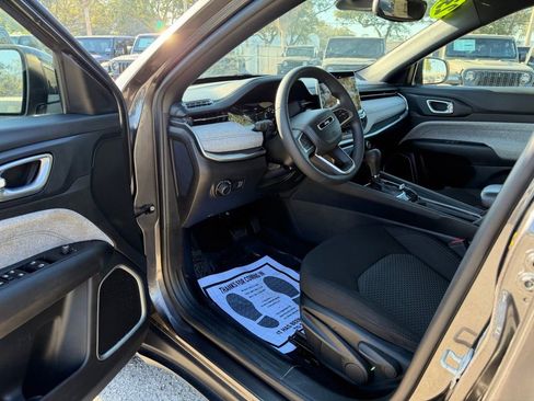 Used 2023 Jeep Compass Sport image 14