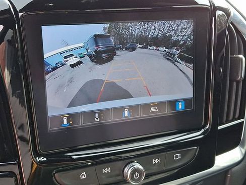 Used 2023 Chevrolet Traverse LT w/ Rear Camera Mirror Package image 22