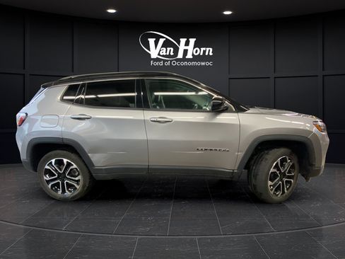 Used 2022 Jeep Compass Limited w/ Sun and Sound Group AWD/4WD image 8