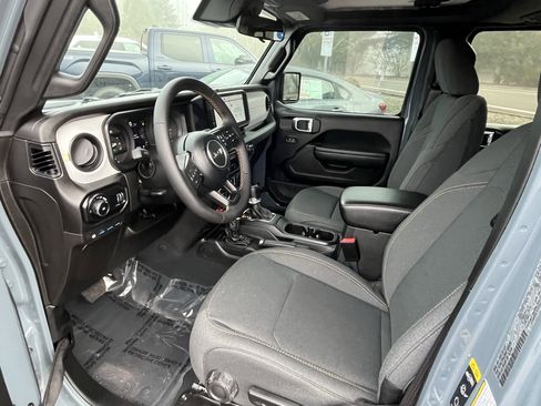 Used 2024 Jeep Wrangler Willys image 9