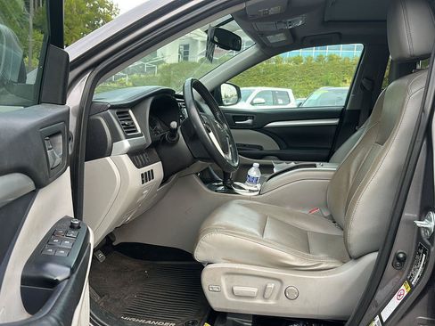Used 2016 Toyota Highlander XLE AWD/4WD image 6