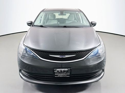 Used 2020 Chrysler Voyager LX image 2