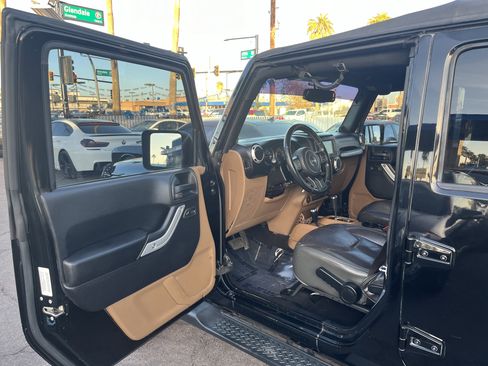 Used 2014 Jeep Wrangler Unlimited Sahara w/ Max Tow Package image 17