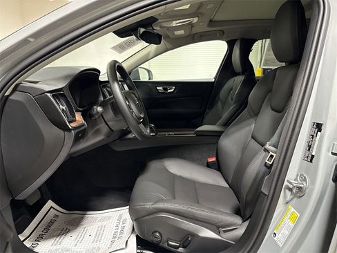 Used 2025 Volvo V60 B5 Cross Country Plus image 19