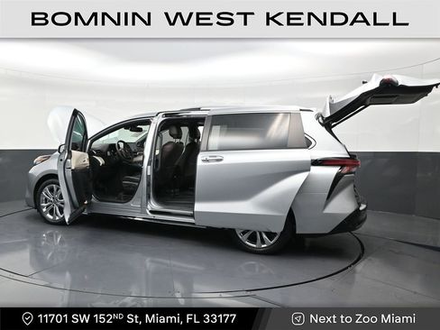 Used 2023 Toyota Sienna Platinum image 32