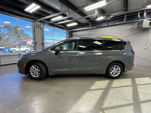 Used 2023 Chrysler Pacifica Touring-L image 2