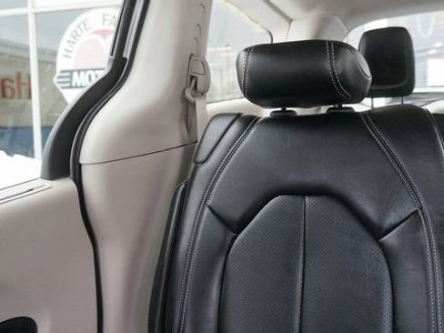 Used 2024 Chrysler Pacifica Touring-L image 58