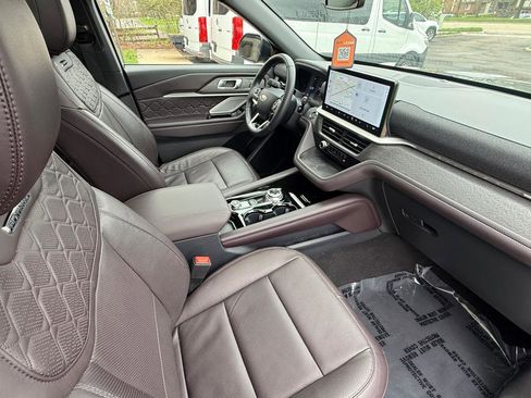 Used 2025 Ford Explorer Platinum w/ LUX Leather Package image 11