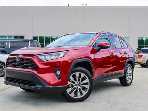 Used 2019 Toyota RAV4 XLE Premium FWD image 1
