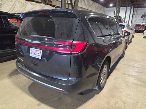 Used 2023 Chrysler Pacifica Touring-L FWD image 2