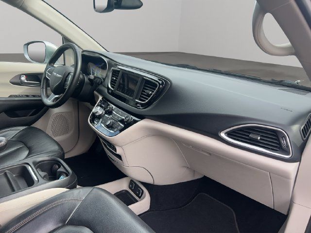 Used 2020 Chrysler Pacifica Touring-L FWD image 29