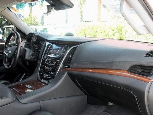 Used 2020 Cadillac Escalade ESV Luxury image 46