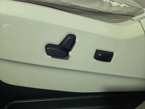 Used 2015 Chrysler Town & Country Touring image 59