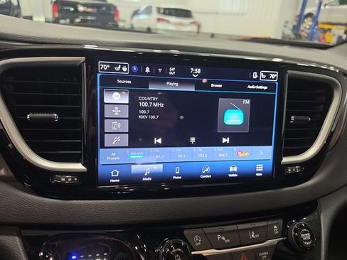 Used 2025 Chrysler Pacifica Select FWD image 13