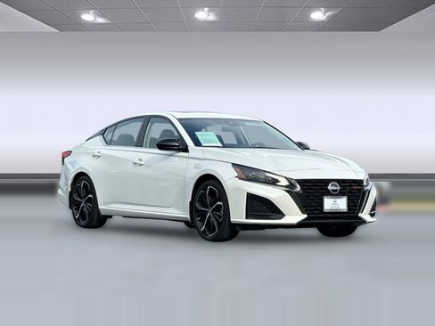 Used 2023 Nissan Altima 2.5 SR w/ SR Premium Package image 6