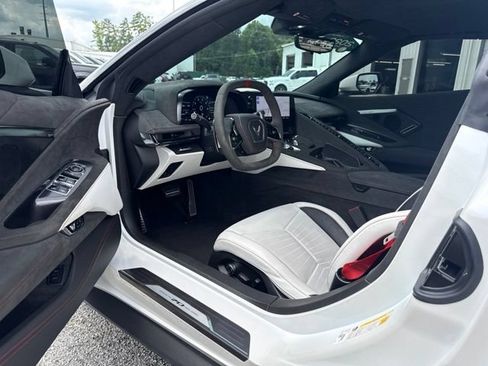 Used 2023 Chevrolet Corvette Stingray Premium Conv w/ Z51 Performance Package RWD image 17