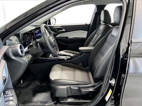 Used 2025 Chevrolet Trax LT FWD image 18