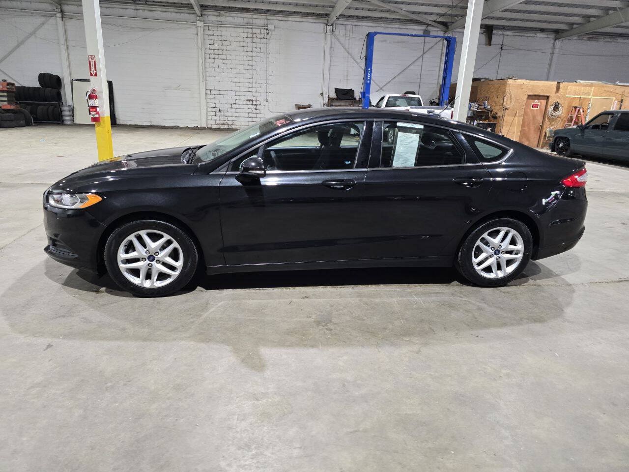 Used 2014 Ford Fusion SE FWD image 4