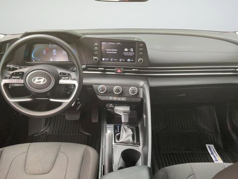 Used 2024 Hyundai Elantra SE FWD image 12