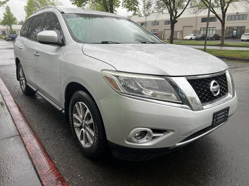 Used 2014 Nissan Pathfinder SV image 2