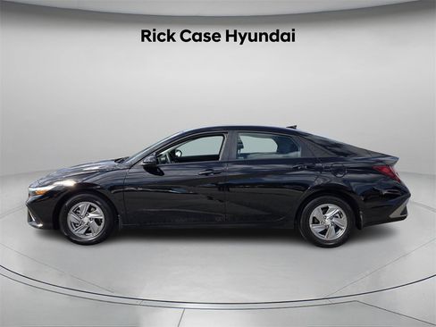 Certified 2025 Hyundai Elantra SE image 3