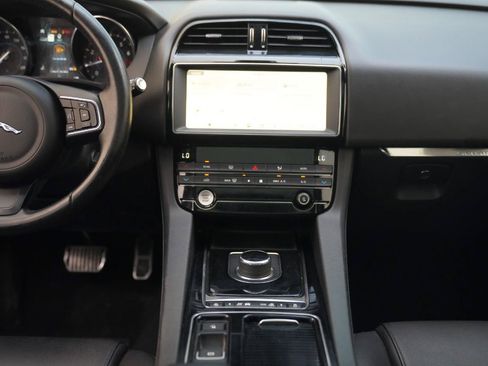 Used 2019 Jaguar F-PACE AWD/4WD image 37