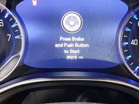 Used 2025 Chrysler Pacifica Select image 2