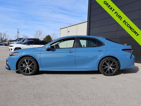 Used 2024 Toyota Camry SE image 2