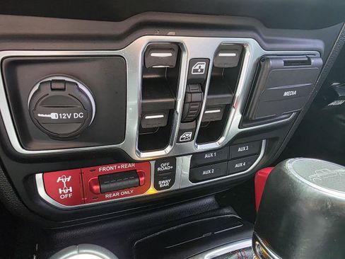 Used 2022 Jeep Gladiator Rubicon w/ LED Lighting Group AWD/4WD image 17