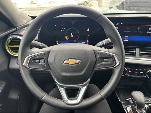 Used 2025 Chevrolet Trax LT w/ Sunroof Package image 19