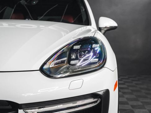 Used 2015 Porsche Cayenne Turbo image 11