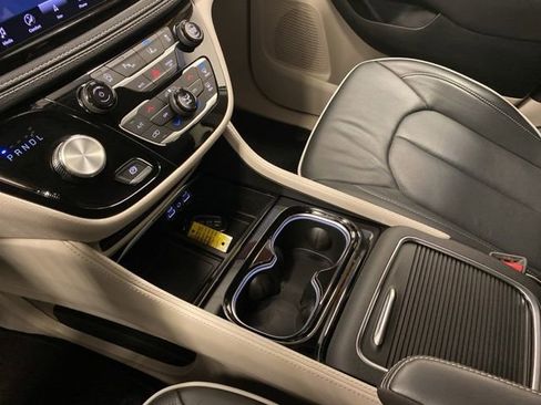 Used 2024 Chrysler Pacifica Limited image 16