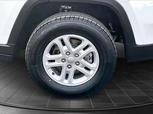 Used 2024 Jeep Grand Cherokee Laredo AWD/4WD image 36
