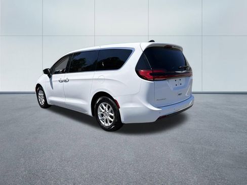 Used 2024 Chrysler Pacifica Touring-L FWD image 6