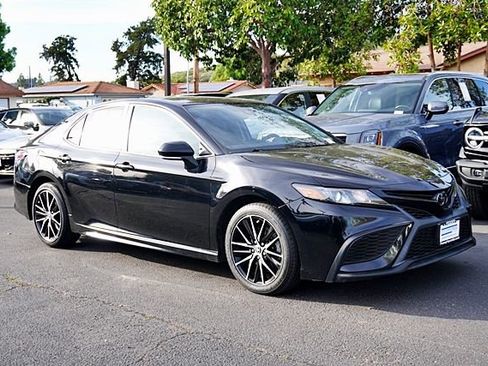 Used 2023 Toyota Camry SE image 6
