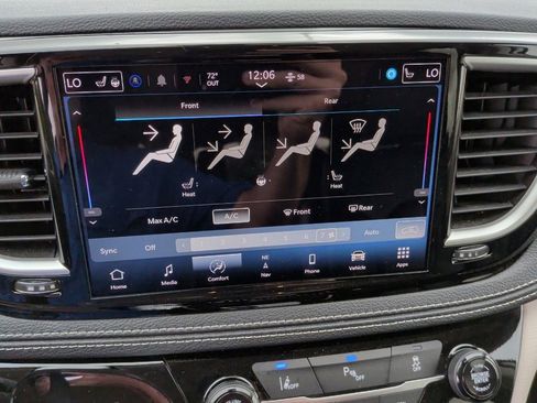 Used 2024 Chrysler Pacifica Limited FWD image 26