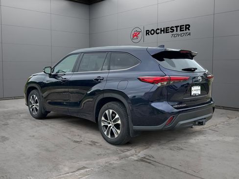 Used 2023 Toyota Highlander XLE AWD/4WD image 3