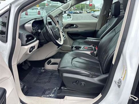 Used 2018 Chrysler Pacifica Limited FWD image 7