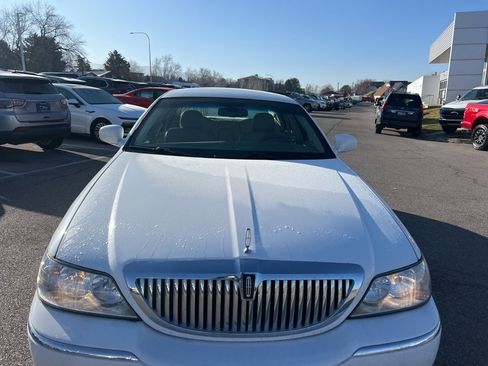 Used 2010 Lincoln Town Car Signature Limited image 14