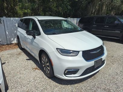 Used 2024 Chrysler Pacifica Limited