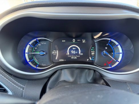 Used 2023 Chrysler Pacifica Touring-L image 23